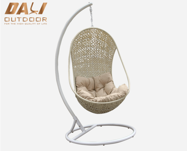 Olcsó árú beltéri kültéri terasz rattan fonott függő tojás hintaszék fém állvánnyal
